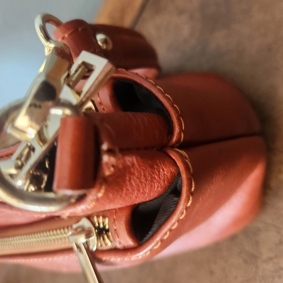 Elegant Orange Leather Crossbody Bag - Picture 4 of 9